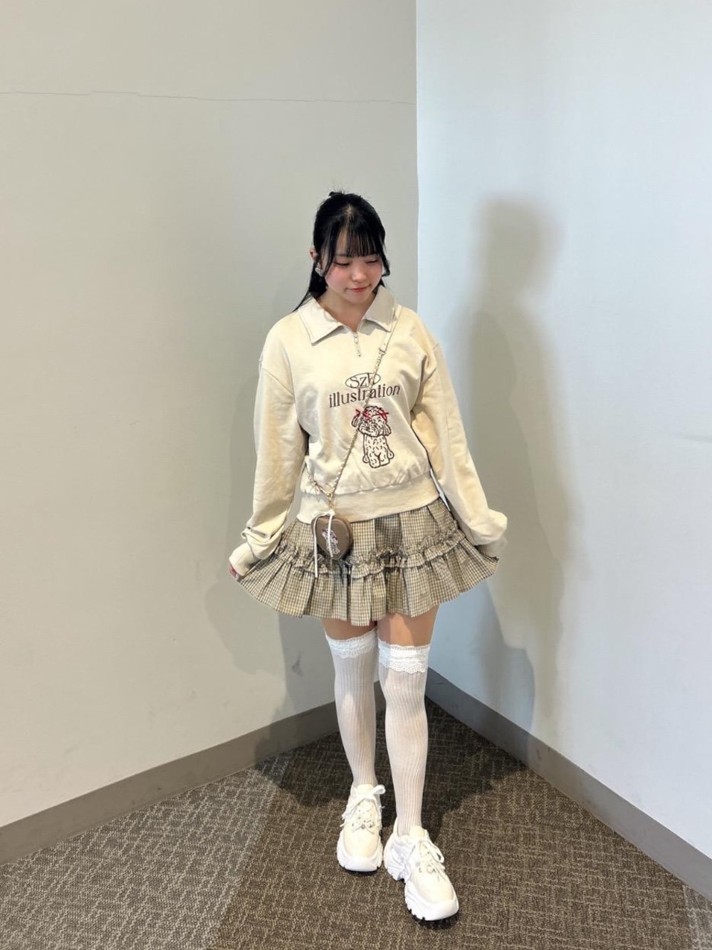 「カジュアル、コラボ、ガーリー、ミニ、MAJESTIC LEGON、低身長、マジェスティックレゴン、骨格ストレート、イエベ春、SZK」｜「MAJESTIC LEGONの【圧倒的映え！カスタマイズ可能/高レビュー★★★★★】2WAYデコリボンスニーカー（スニーカー、ホワイト系）」を使った、ちひろさん（レディース・153cm）の冬コーディネートの1枚目の写真