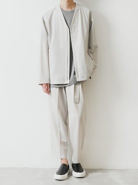 「オフホワイト」｜「アイテム（ノーカラージャケット）」を使った、AT_MMさん（メンズ・173cm）の春コーディネート