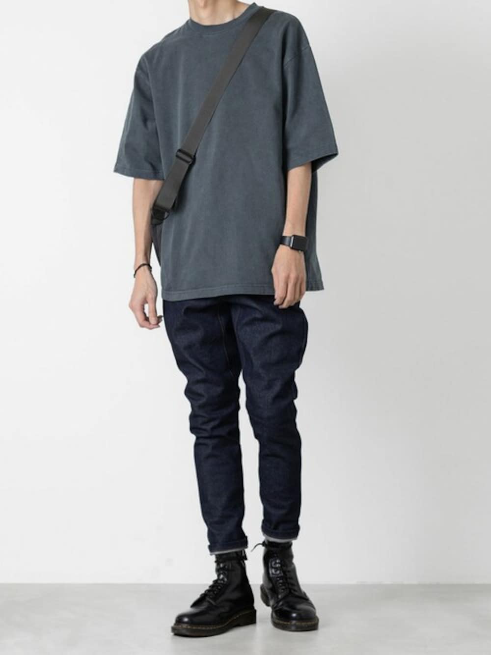 グレー系のTシャツ/カットソー、ブルー系のデニムパンツ、グレー系のショルダーバッグを着用したメンズの春コーディネートの1枚目の写真