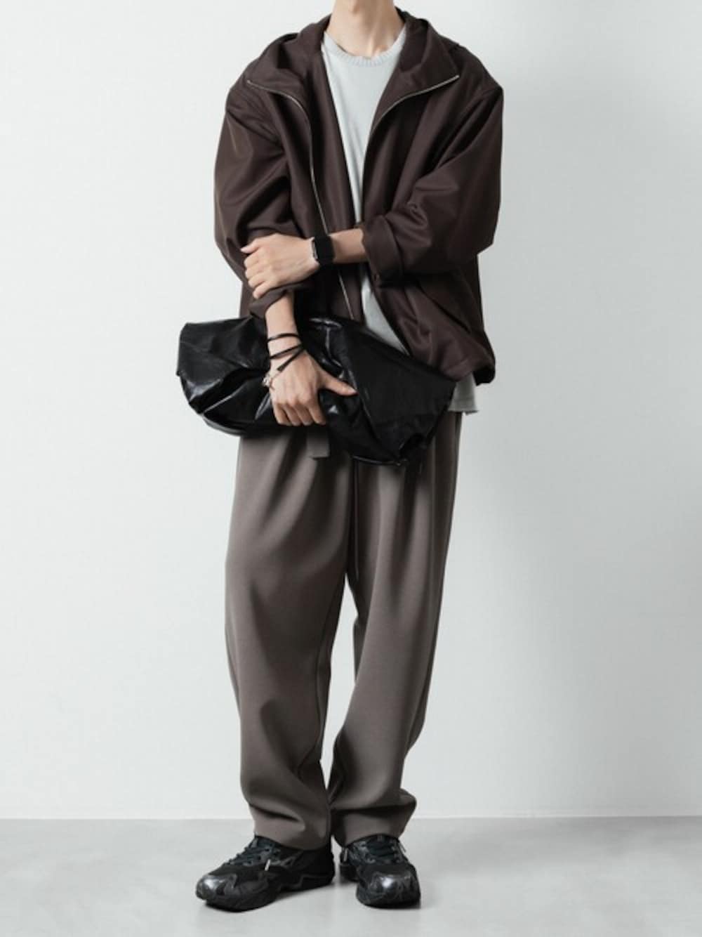 「テーパードパンツ、ショルダーバッグ、ベージュ、ワイドパンツ、ブラウン、春アウター、春夏コーデ、フーディー、無地T、ショート丈トップス」｜「ATTACHMENTのWO/NY ギャバジン フィールドパーカ / WO/NY GABARDINE FILED PARKA（ミリタリージャケット、ブラウン系）」を使った、AT_MMさん（メンズ・173cm）の春コーディネートの1枚目の写真