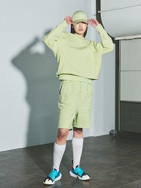 「イエロー」｜「アイテム（スウェット）」を使った、Y-3さん（レディース・177cm）の春コーディネート