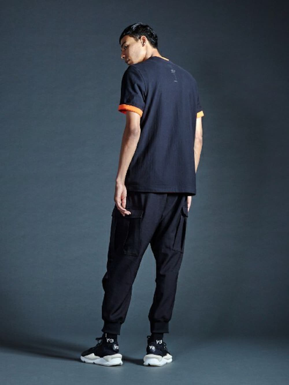 ブラック系のTシャツ/カットソー、ブラック系のスニーカー、ブラック系のソックス/靴下を着用したメンズの夏コーディネートの1枚目の写真