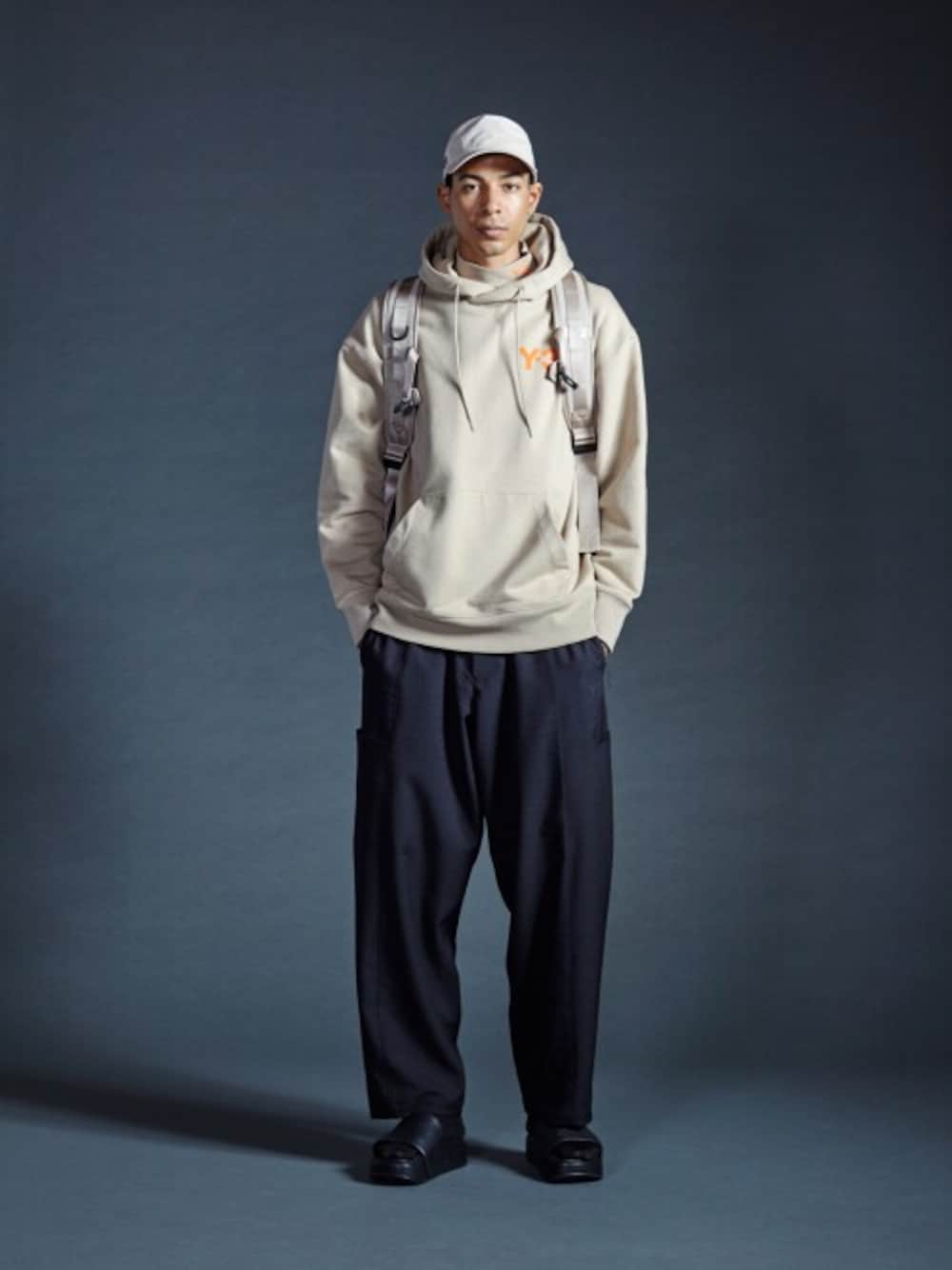 ベージュ系のTシャツ/カットソー、ベージュ系のキャップ、ブラック系のソックス/靴下を着用したメンズの夏コーディネートの1枚目の写真