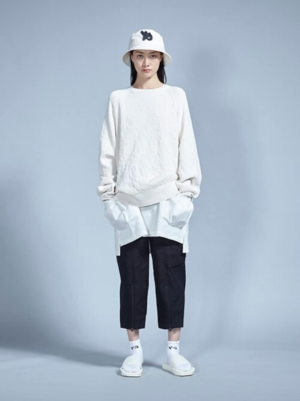 「ニット、カジュアル、ホワイト、ワークパンツ、Y-3、コーディネート、春コーデ、バケットハット、カジュアルコーデ、ワイスリー(Y-3)」｜「Y-3のY-3 BUCKET HAT（ハット、ホワイト系）」を使った、Y-3さん（レディース・176cm）の夏コーディネートの1枚目の写真