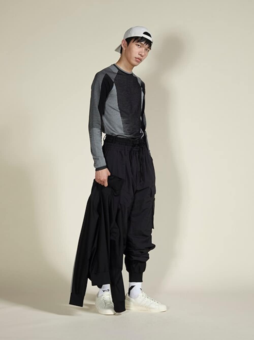 ブラック系のTシャツ/カットソー、ブラック系のその他パンツ、ブラック系のカーゴパンツを着用したメンズの夏コーディネートの1枚目の写真