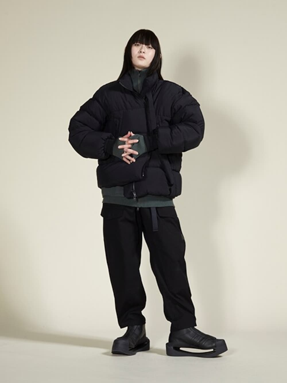 その他パンツ（ブラック系）を使った「ジップアップニット」の人気