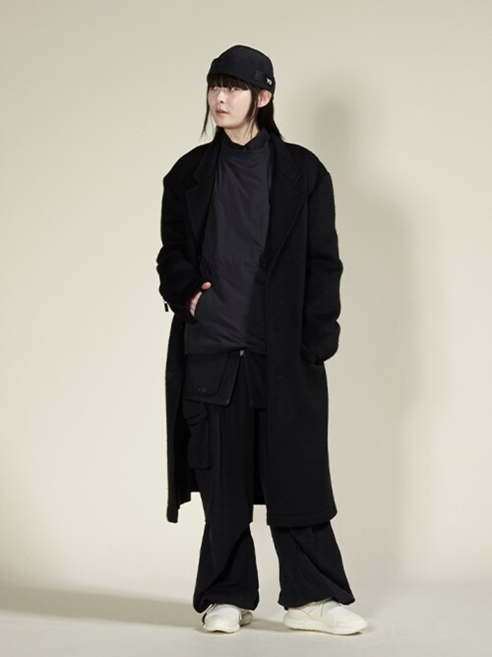 「スニーカー、ブラック、ブラックコーデ、冬コーデ、モノトーン、ロングコート、モード、Y-3、モノトーンコーデ、ワイスリー(Y-3)」｜「Y-3のY-3 BEANIE（ニットキャップ/ビーニー、ブラック系）」を使った、Y-3さん（レディース・176cm）の冬コーディネートの1枚目の写真