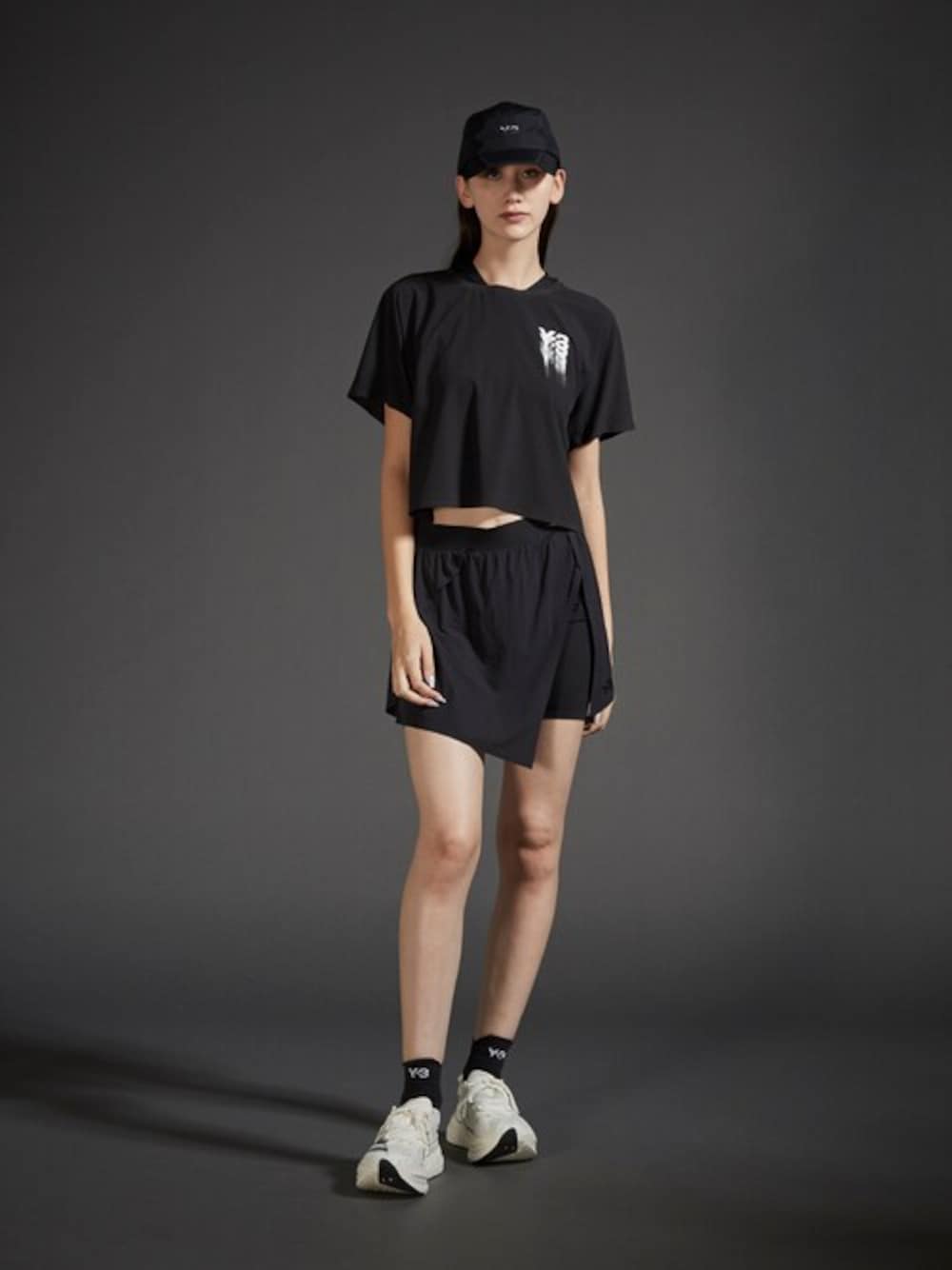「スニーカー、キャップ、ショートパンツ、ランニングスタイル、Y-3、ランニングシューズ、春コーデ、夏コーデ、ワイスリー(Y-3)、ランニングウェア」｜「Y-3のY-3 FLDB RUNNING CAP GTX（キャップ、ブラック系）」を使った、Y-3さん（レディース・175cm）の夏コーディネートの1枚目の写真