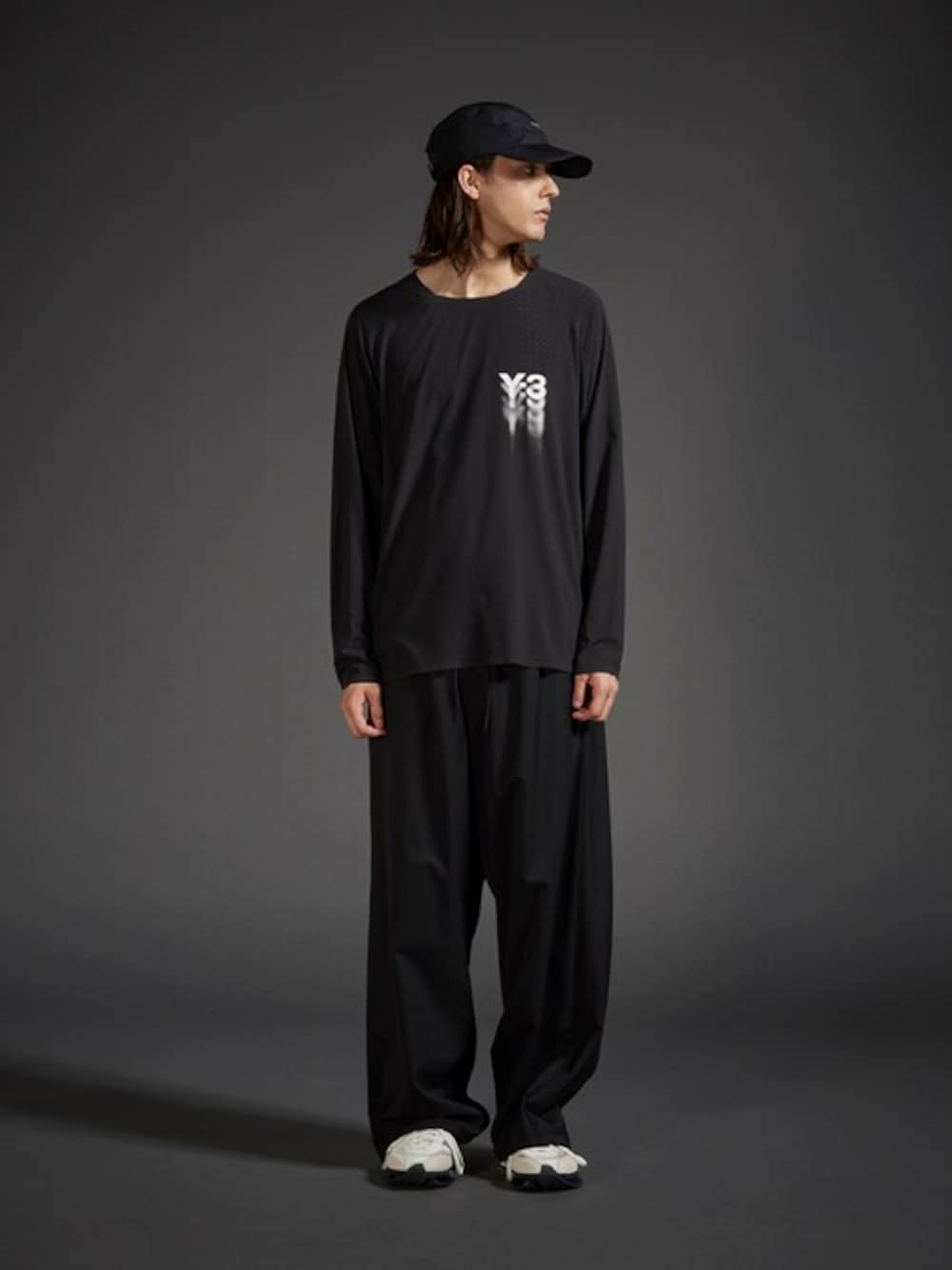 「スニーカー、カーゴパンツ、ワイドパンツ、ランニング、ランニングスタイル、Y-3、ランニングシューズ、春コーデ、夏コーデ、ワイスリー(Y-3)」｜「Y-3のY-3 FLDB RUNNING CAP GTX（キャップ、ブラック系）」を使った、Y-3さん（メンズ・185cm）の夏コーディネートの1枚目の写真