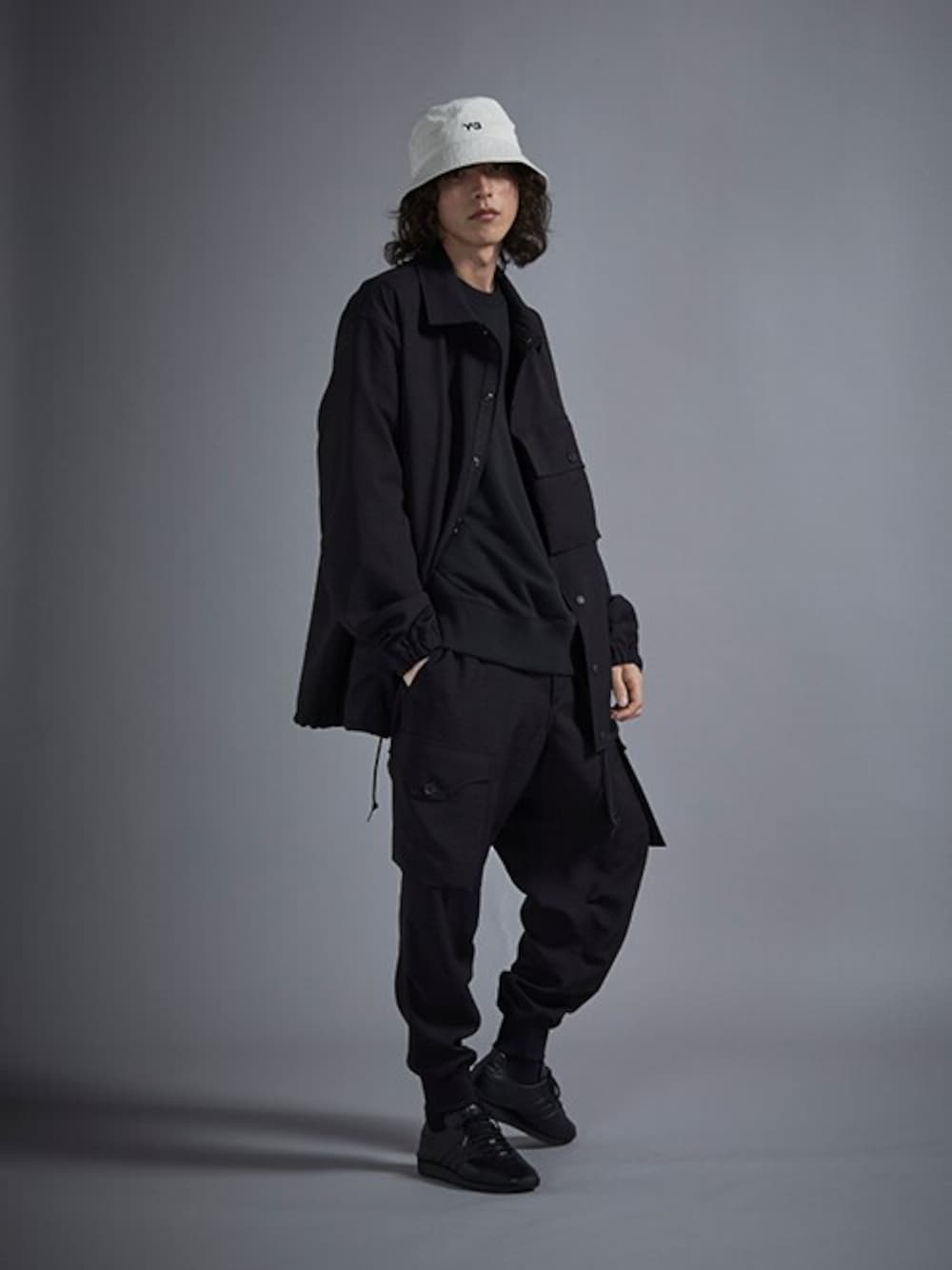 「スウェット、スニーカー、ブラック、ブラックコーデ、モノトーン、コーチジャケット、カーゴパンツ、Y-3、モノトーンコーデ、ワイスリー(Y-3)」｜「Y-3のY-3 BUCKET HAT（ハット、グレー系）」を使った、Y-3さん（メンズ・183cm）の夏コーディネートの1枚目の写真