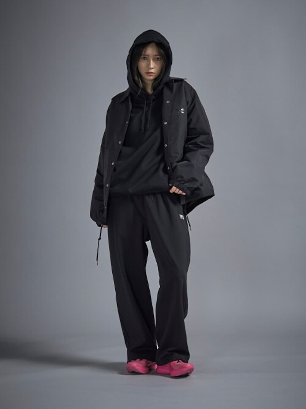 「秋のコーデ、ストリート、コーチジャケット、トラックパンツ、Y-3、ストリートコーデ、ワイスリー(Y-3)、秋コーデ」｜「Y-3のGFX HOODIE（パーカー、ブラック系）」を使った、Y-3さん（レディース・173cm）の秋コーディネートの1枚目の写真