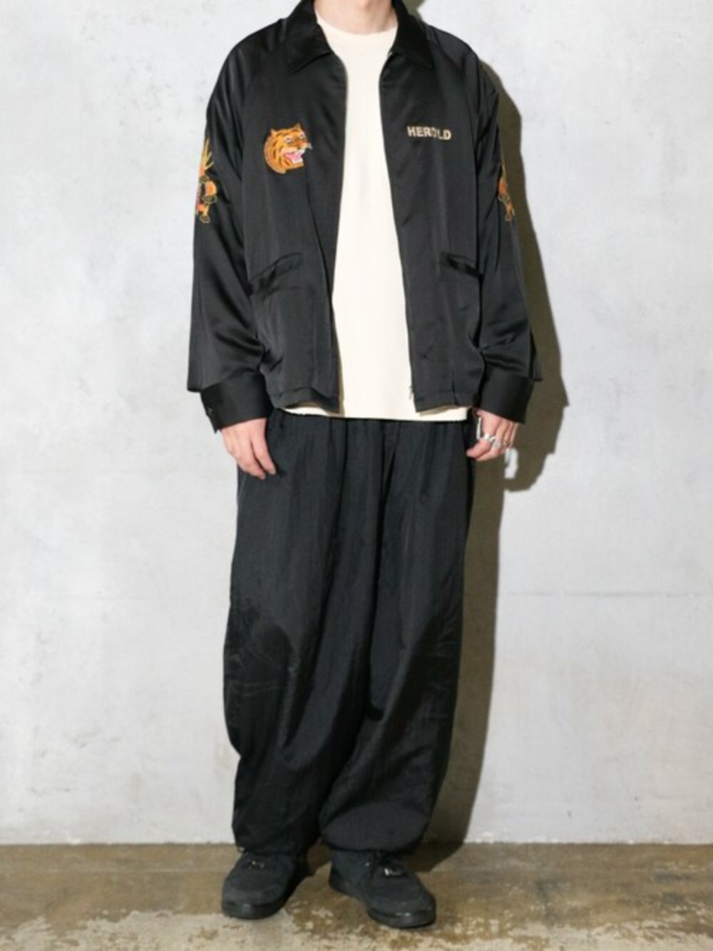 ブラック系のブルゾンを着用したメンズの冬コーディネートの1枚目の写真