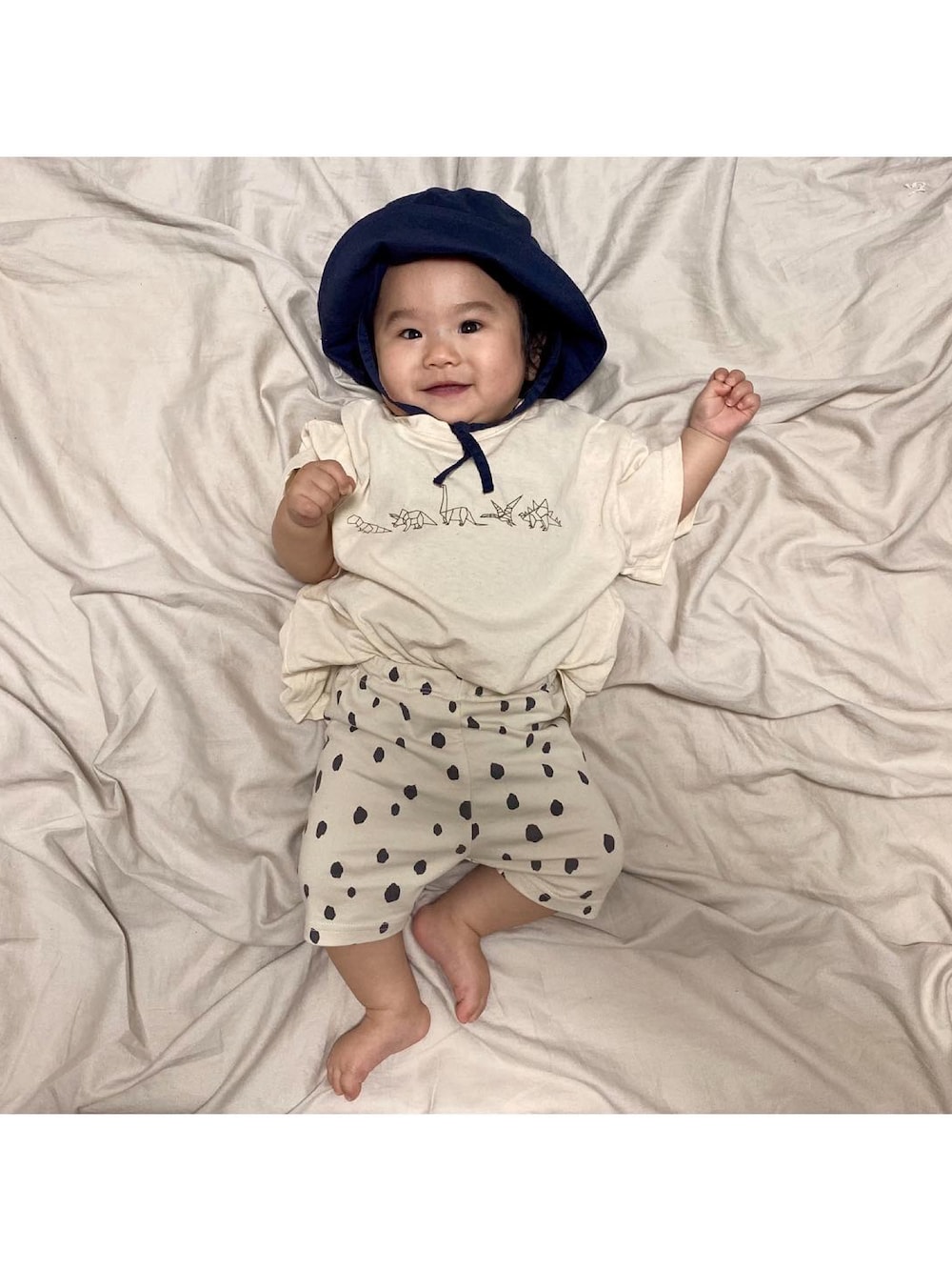「むすこーで、ベビーコーデ、男の子コーデ、Tシャツ、柄パンツ、韓国子供服、H&M、anggo、アカチャンホンポ、ootd、生後８ヶ月、バケットハット、キッズコーデ、夏コーデ、夏だ！Tシャツ着よう！」｜「H&MのH&M - サンハット - ブルー（その他ベビー用品、ブルー系）」を使った、つ む ま ま 。さん（キッズ・60cm）の夏コーディネートの1枚目の写真