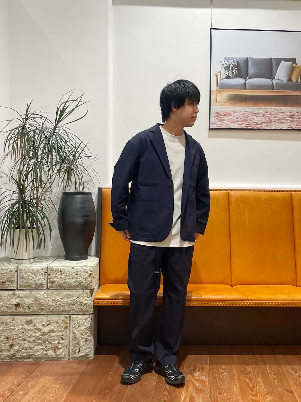 ブルー系のその他パンツ、ブルー系のセットアップ、ホワイト系のTシャツ/カットソーを着用したメンズの秋コーディネートの1枚目の写真