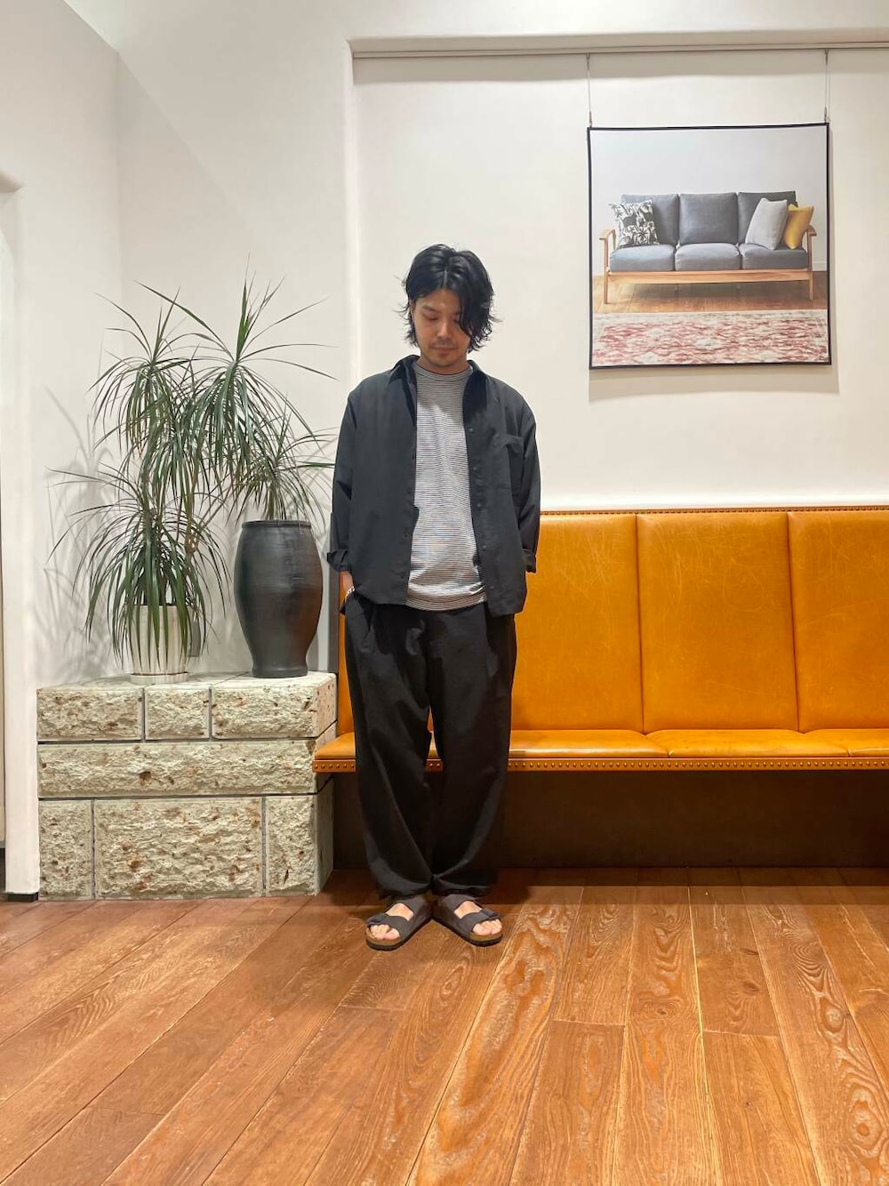 ブラック系のTシャツ/カットソー、ブルー系のシャツ/ブラウス、ブルー系のその他パンツを着用したメンズの春コーディネートの1枚目の写真