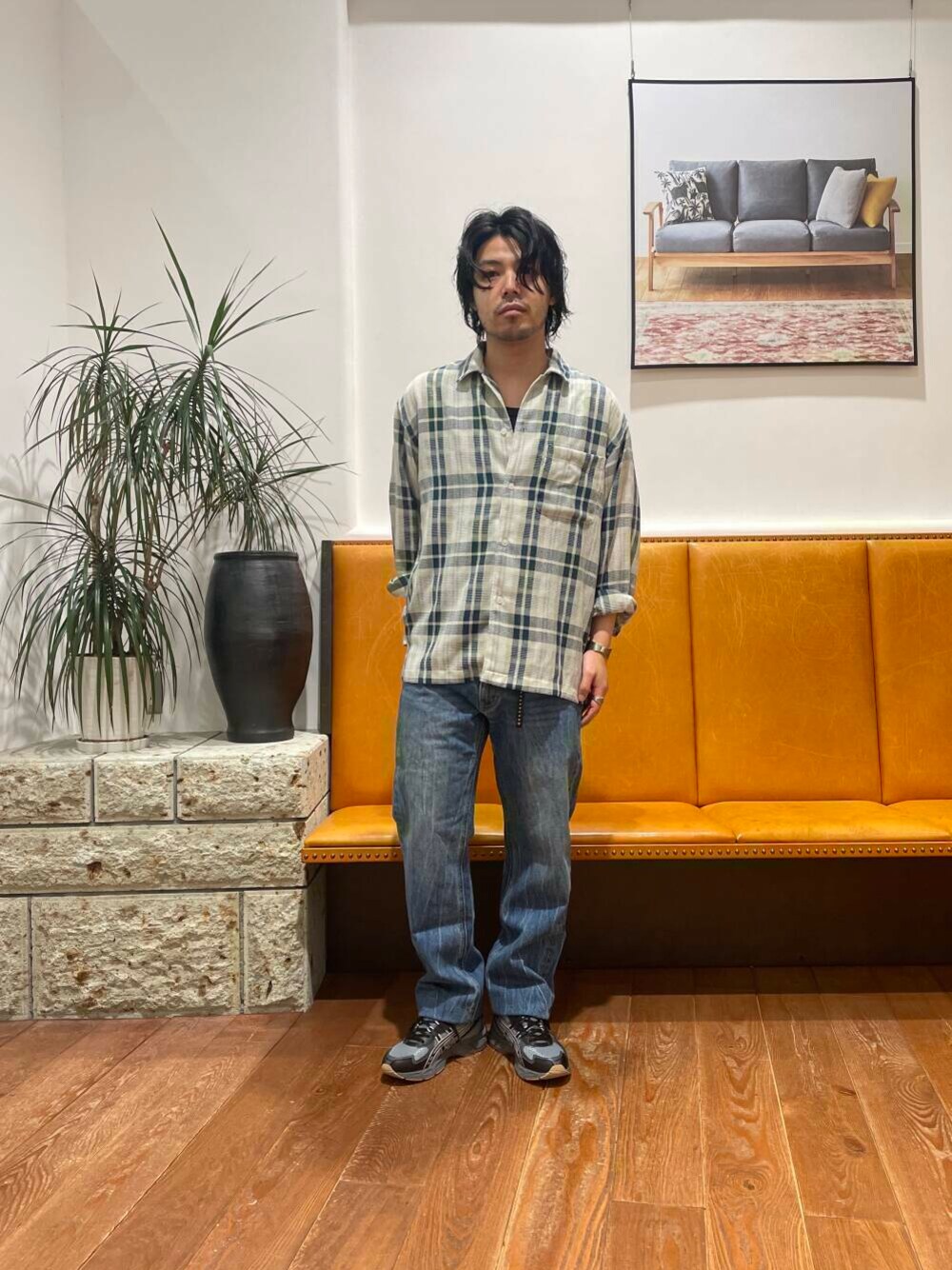 ブルー系のデニムパンツ、ブルー系のシャツ/ブラウスを着用したメンズの春コーディネートの1枚目の写真