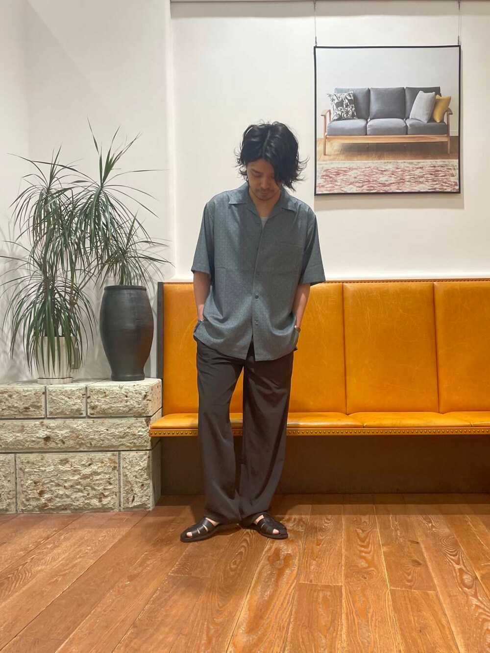 ブラック系のサンダル、ブラック系のその他パンツ、ブルー系のシャツ/ブラウスを着用したメンズの夏コーディネートの1枚目の写真