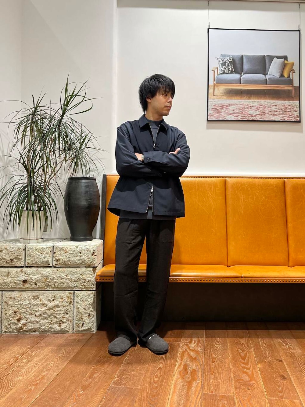 ブルー系のブルゾン、ブラック系のその他パンツ、ブルー系のニット/セーターを着用したメンズの秋コーディネートの1枚目の写真