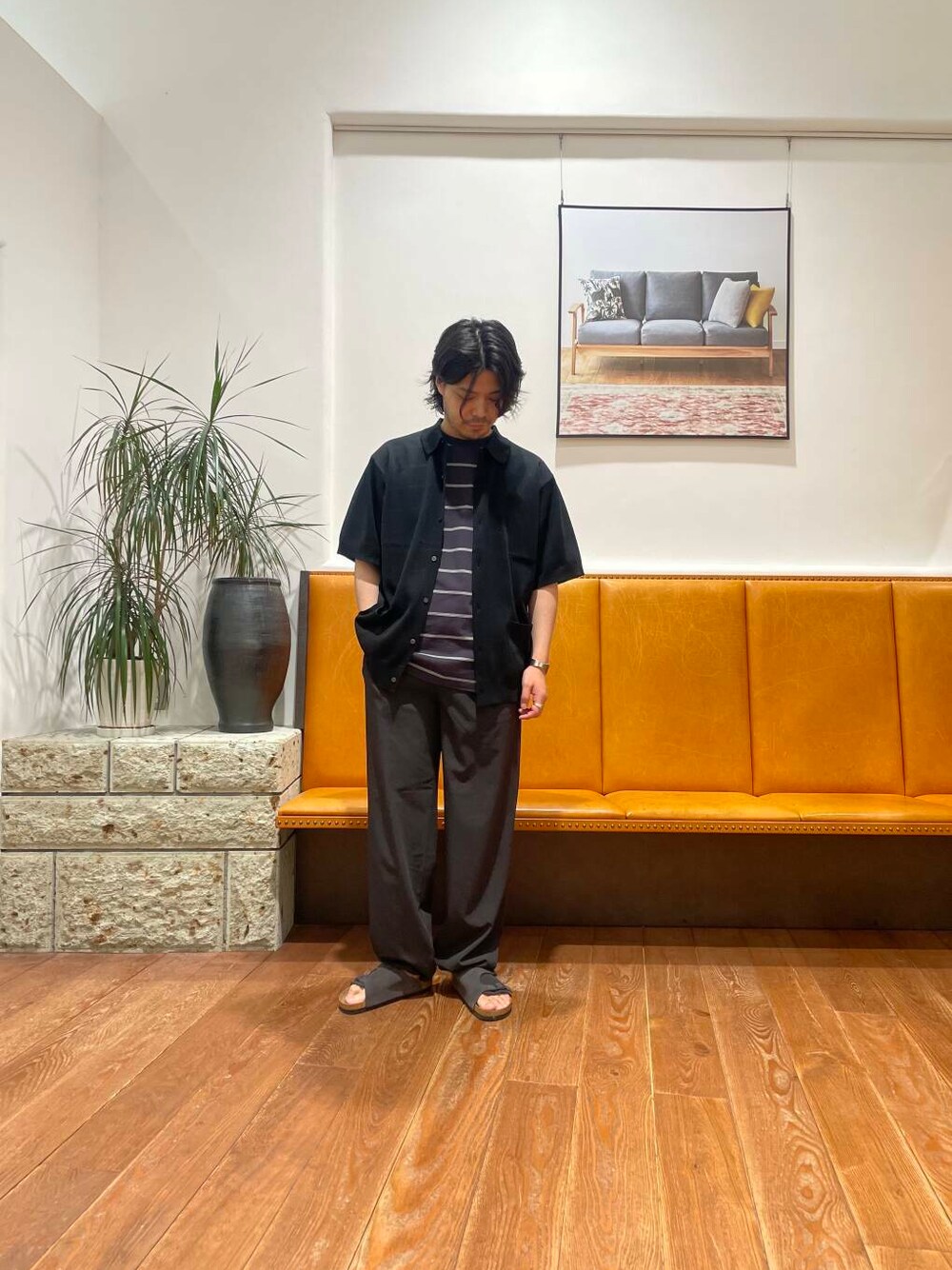 ブラック系のカーディガン/ボレロ、グレー系のTシャツ/カットソー、グレー系のその他パンツを着用したメンズの春コーディネートの1枚目の写真
