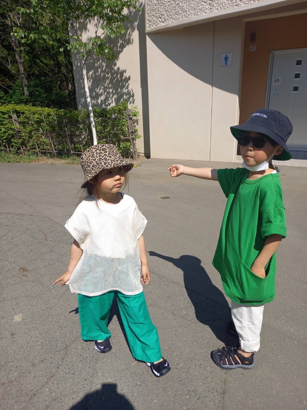 「チャオパニックティピー(CIAOPANIC TYPY)、ローリーズファーム(LOWRYS FARM)、GU、ユニクロ、NIKE、keen、FRUIT OF THE LOOM、きょうだいコーデ、バケットハット、オーバーサイズ」｜「CIAOPANIC TYPYの【KIDS】レオパードバケットハット（ハット、ブラウン系）」を使った、Y.A.a.m.さん（メンズ・174cm）の春コーディネートの1枚目の写真