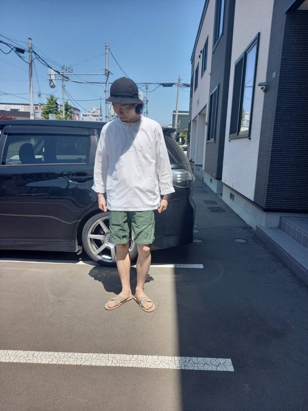「orslow、NEW ERA、ISLAND SLIPPER、休日スタイル、きれいめカジュアル、バケットハット」｜「orSlowのorSlow | バックサテン ファティーグショートパンツ MEN（その他パンツ、グリーン系）」を使った、Y.A.a.m.さん（メンズ・174cm）の春コーディネートの1枚目の写真