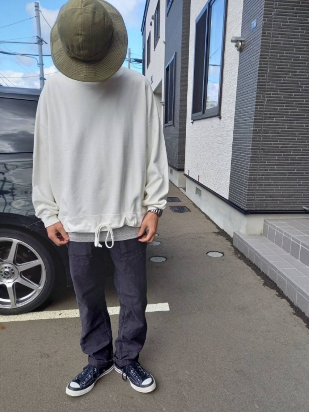 「orslow、REMI RELIEF、converse、CT70s、ビッグシルエット、シンプル、大人カジュアル、モノトーン」｜「REMI RELIEFのWEB限定 REMI RELIEF/レミレリーフ アウトドアクルー（スウェット、ホワイト系）」を使った、Y.A.a.m.さん（メンズ・174cm）の秋コーディネートの1枚目の写真