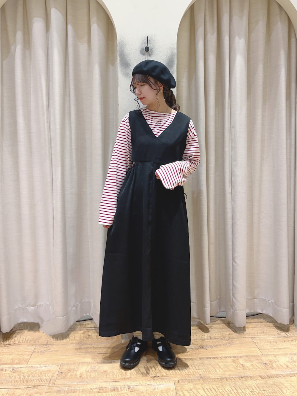 ブラック系のワンピース、レッド系のTシャツ/カットソー、ブラック系のその他シューズを着用したレディースの秋コーディネートの1枚目の写真