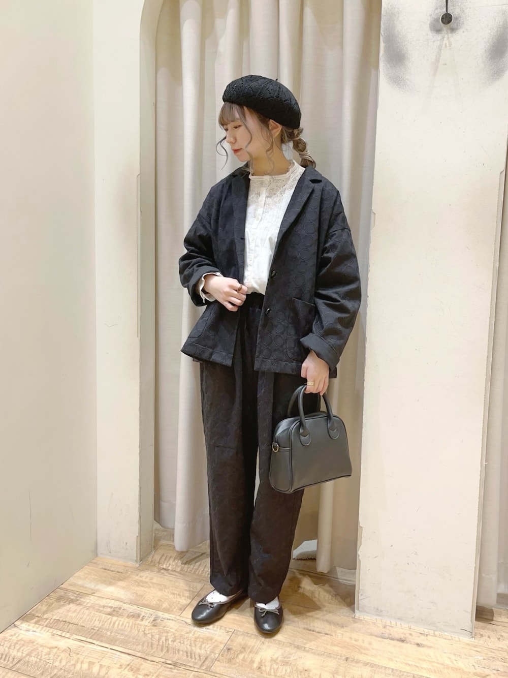 ブラック系のその他パンツ、ホワイト系のシャツ/ブラウス、ブラック系のハンドバッグを着用したレディースの冬コーディネートの1枚目の写真