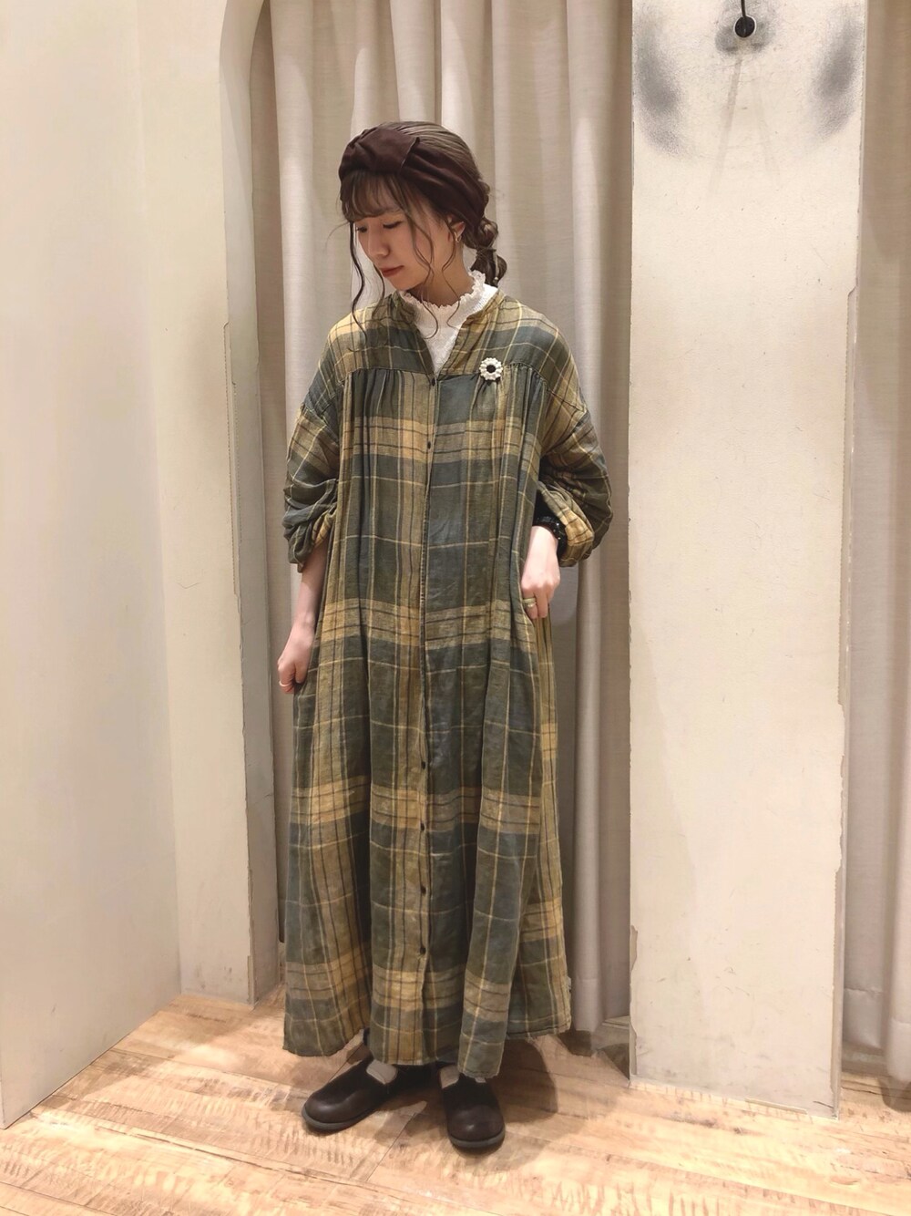 グリーン系のワンピース、ホワイト系のTシャツ/カットソー、ブラウン系のドレスシューズを着用したレディースの秋コーディネートの1枚目の写真