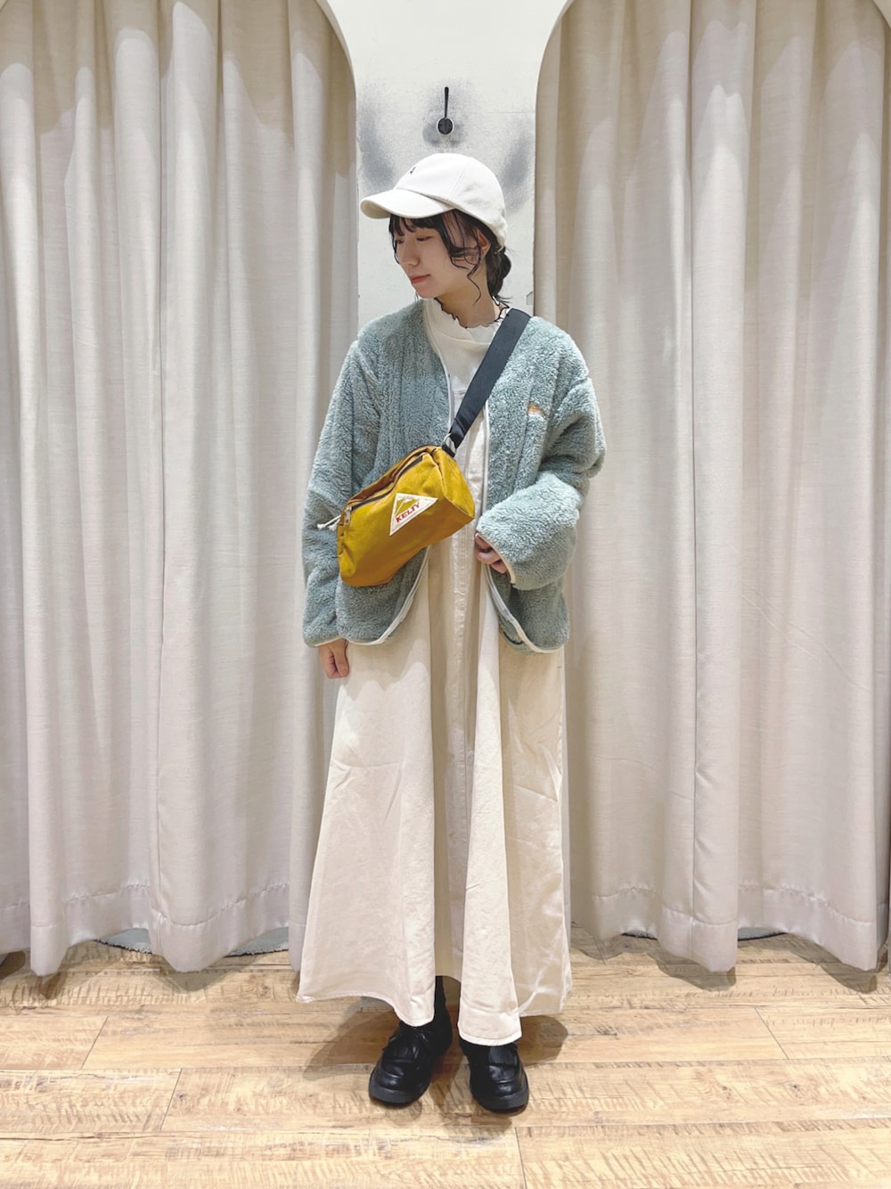 ホワイト系のTシャツ/カットソー、グリーン系のブルゾン、イエロー系のハンドバッグを着用したレディースの秋コーディネートの1枚目の写真