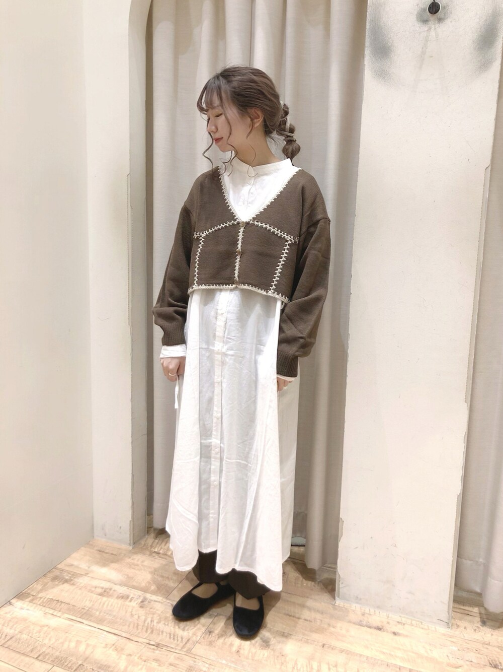 ブラウン系のカーディガン/ボレロ、ホワイト系のワンピース、グレー系のその他パンツを着用したレディースの秋コーディネートの1枚目の写真