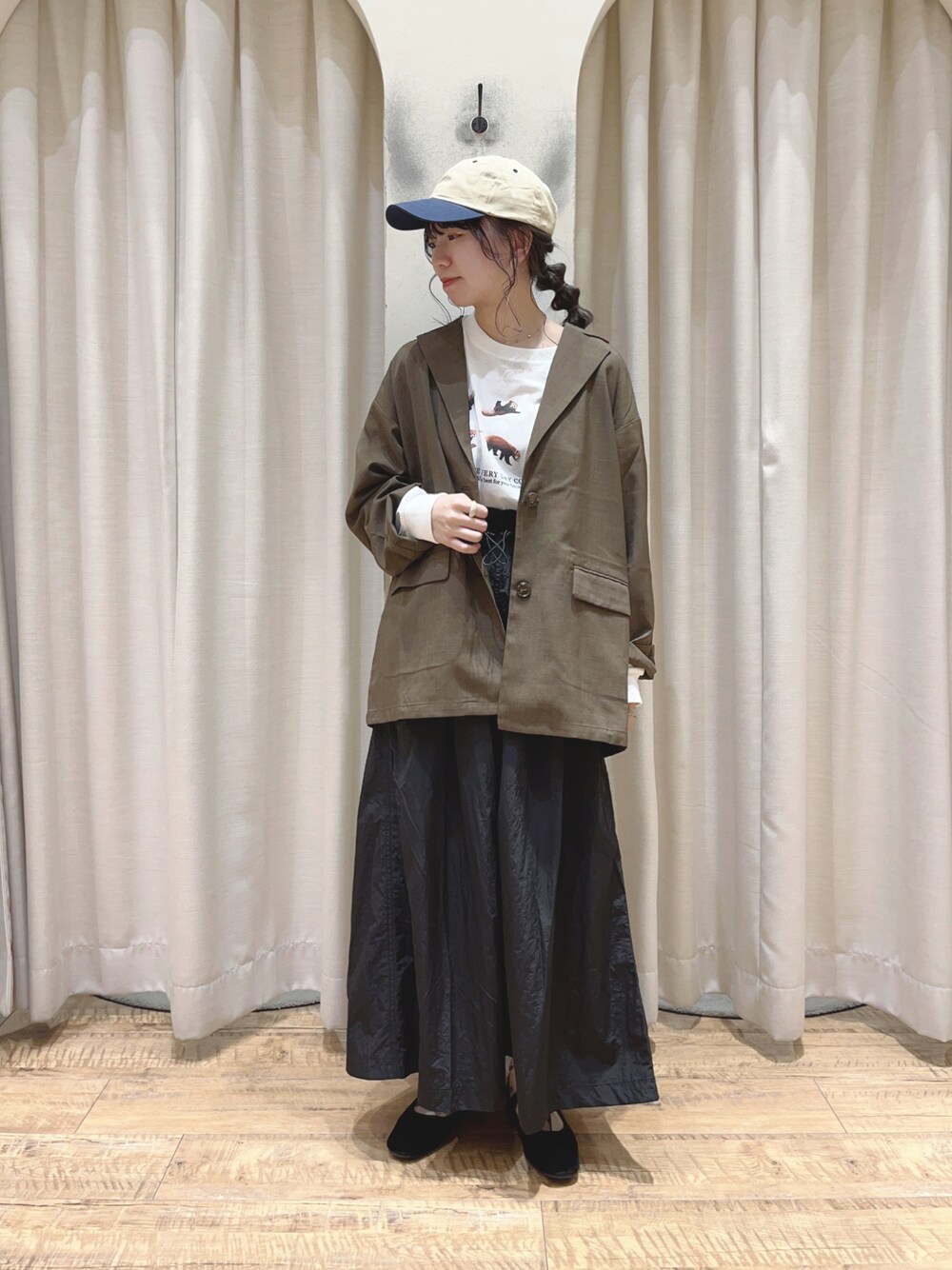 ブラウン系のノーカラージャケット、ブラック系のスカート、ブラック系のドレスシューズを着用したレディースの夏コーディネートの1枚目の写真