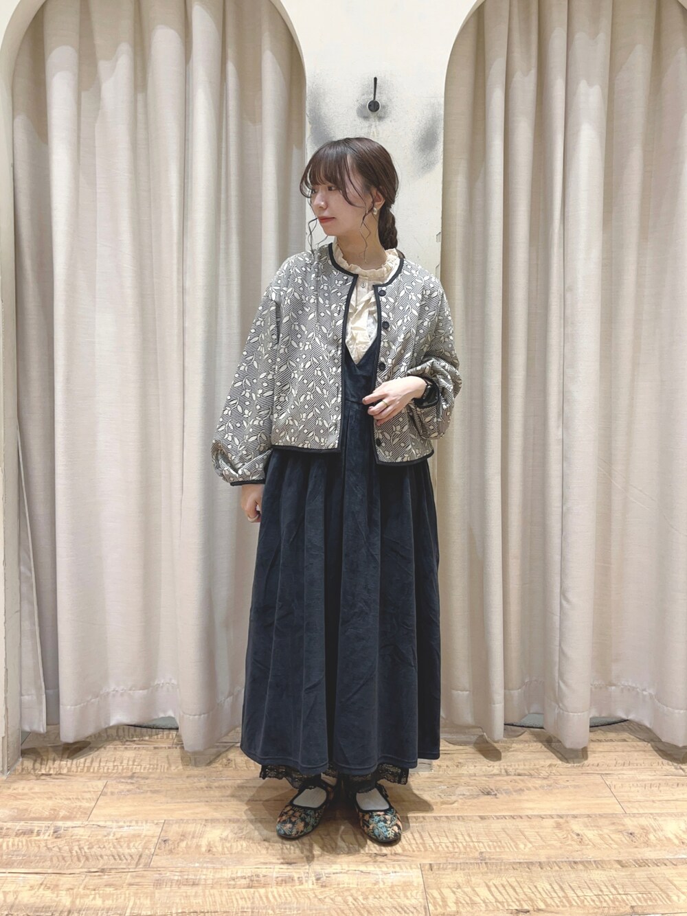 ブラック系のドレスシューズ、ブラック系のその他パンツ、ブラック系のワンピースを着用したレディースの秋コーディネートの1枚目の写真