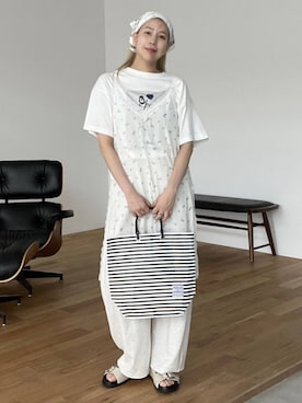 「JEANASIS（ジーナシス）の【kurry×JEANASIS】BIGプリントTEE/1043156（Tシャツ/カットソー、ホワイト系）」を使った、古屋美咲さん（レディース・167cm）の夏コーディネート