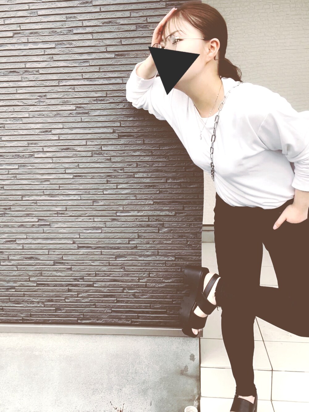 「シンプル、オトナカジュアル、黒、プチプラコーデ、モノトーンコーデ、Tシャツ/カットソー」｜「AZUL by moussyのREPAIR DENIM SKINNY/リペアデニムスキニー（デニムパンツ、ブラック系）」を使った、yumebonさん（レディース・153cm）の夏コーディネートの1枚目の写真
