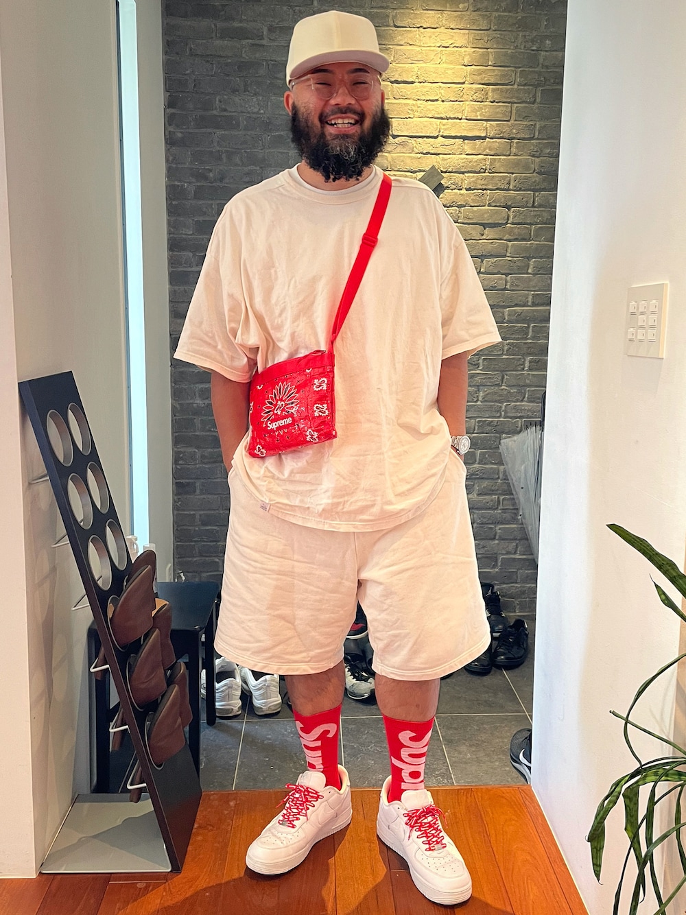 「シンプル、スニーカーコーデ、ストリート、セットアップ、スウェット、ショーツ、supreme、MONKEY TIME」｜「MONKEY TIMEのアイテム（Tシャツ/カットソー、ベージュ系）」を使った、平地大樹 aka ひらっちさん（メンズ・176cm）の夏コーディネートの1枚目の写真