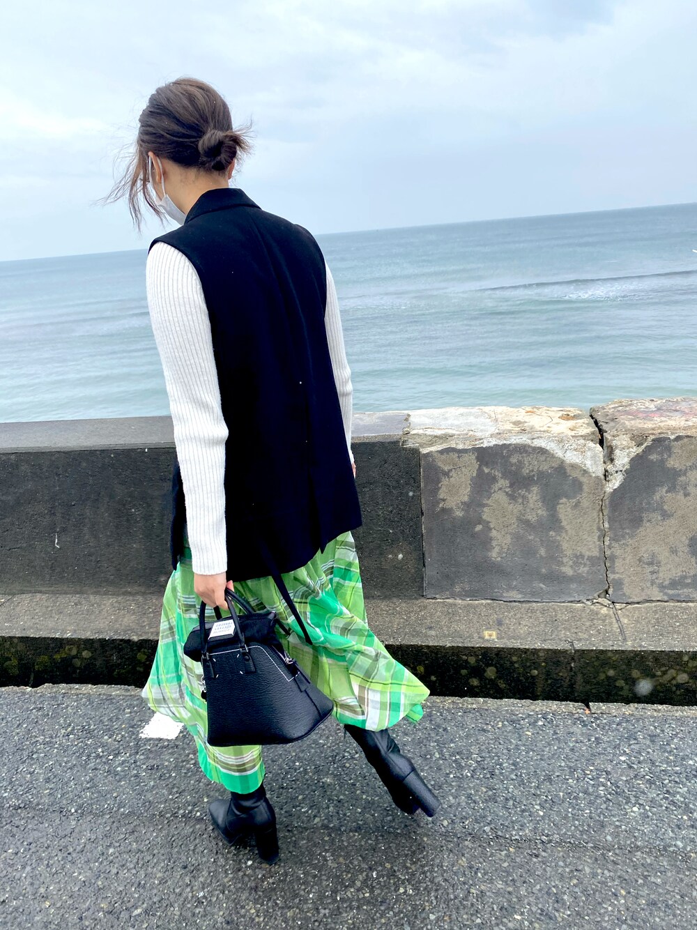 「休日スタイル、大人カジュアル、チェックスカート、ZARA、AMERI、EVOL(EVOL)、Maison Margiela、ベスト、スクエアトゥ」｜「Maison MargielaのMaison Margiela  5AC MINI（ハンドバッグ、ブラック系）」を使った、sakiさん（レディース・165cm）の春コーディネートの1枚目の写真