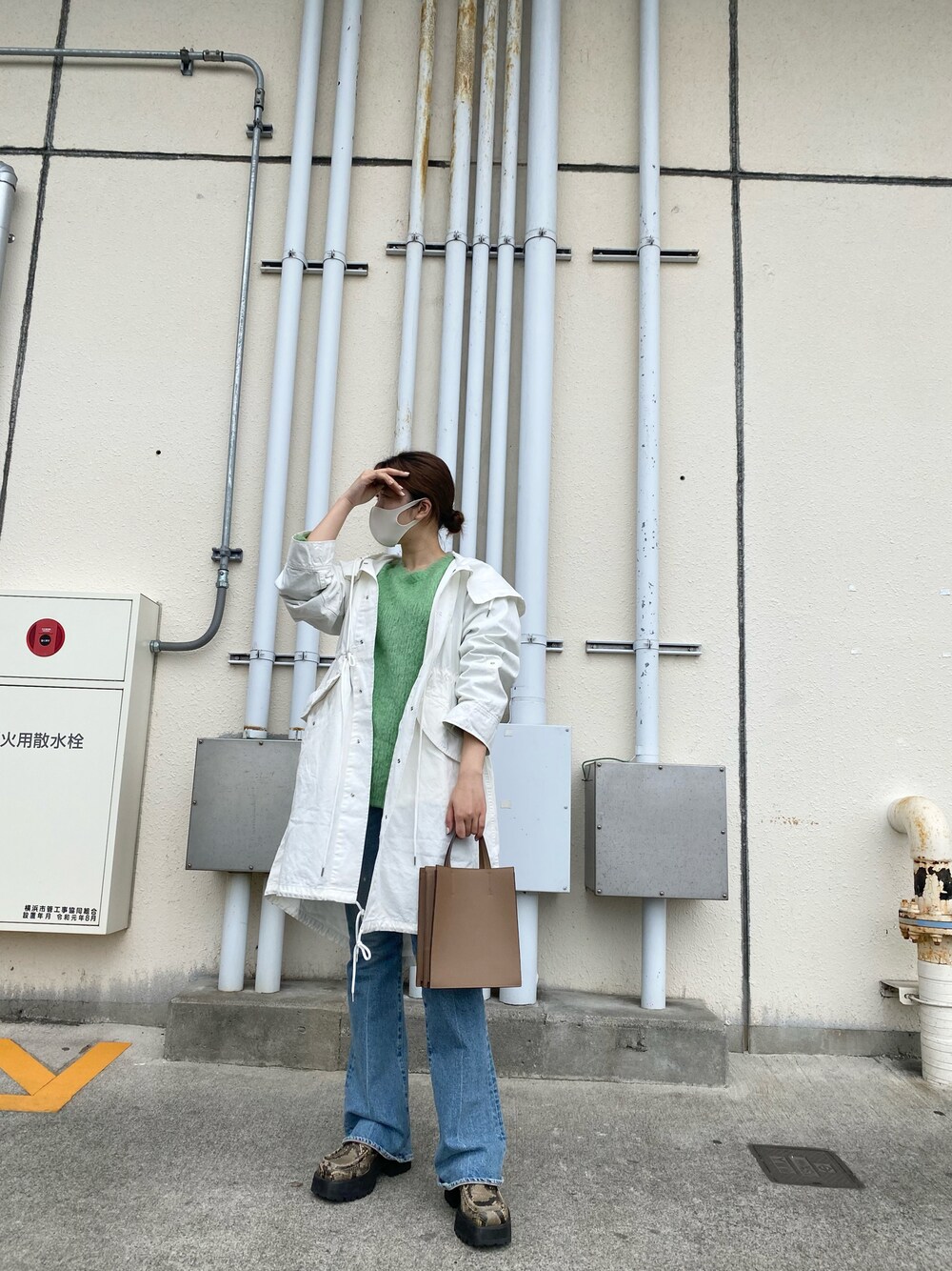 グリーン系のニット/セーター、その他のローファー、ブルー系のデニムパンツを着用したレディースの春コーディネートの1枚目の写真