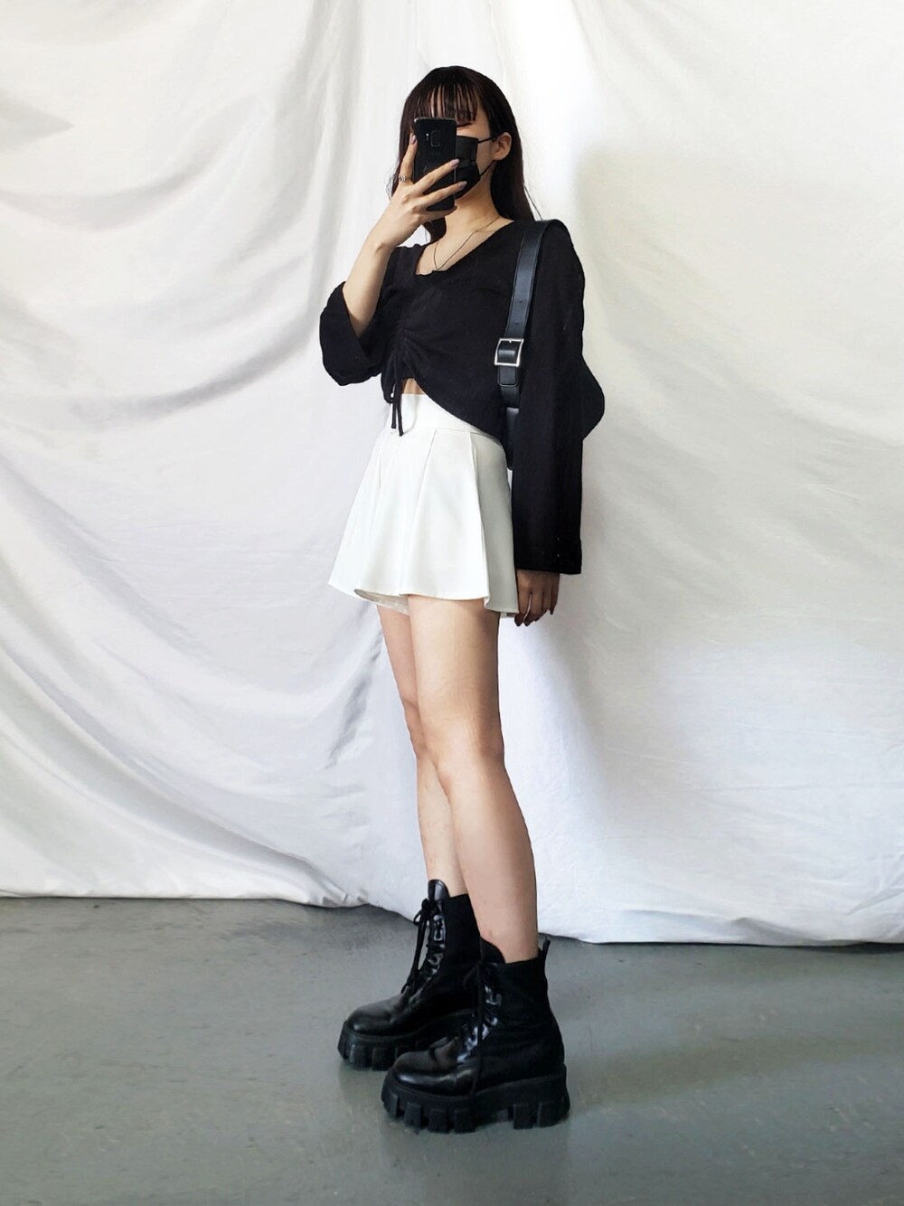 「ショートパンツ、ミニスカート、春服みてみて、ハイウエスト、デート、プチプラ、韓国ファッション、韓国、モノトーン、モノトーンコーデ、ブラックコーデ、ショート丈トップス、ショートブーツ、春コーデ、オトナカジュアル」｜「me+em selectの【選べる３サイズ】ハイウエストマーメイドフレアミニショートパンツ（その他パンツ、ホワイト系）」を使った、honoさん（レディース・154cm）の春コーディネートの3枚目の写真