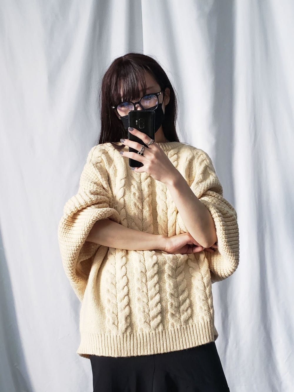 ホワイト系のニット/セーターを着用したレディースの秋コーディネートの1枚目の写真