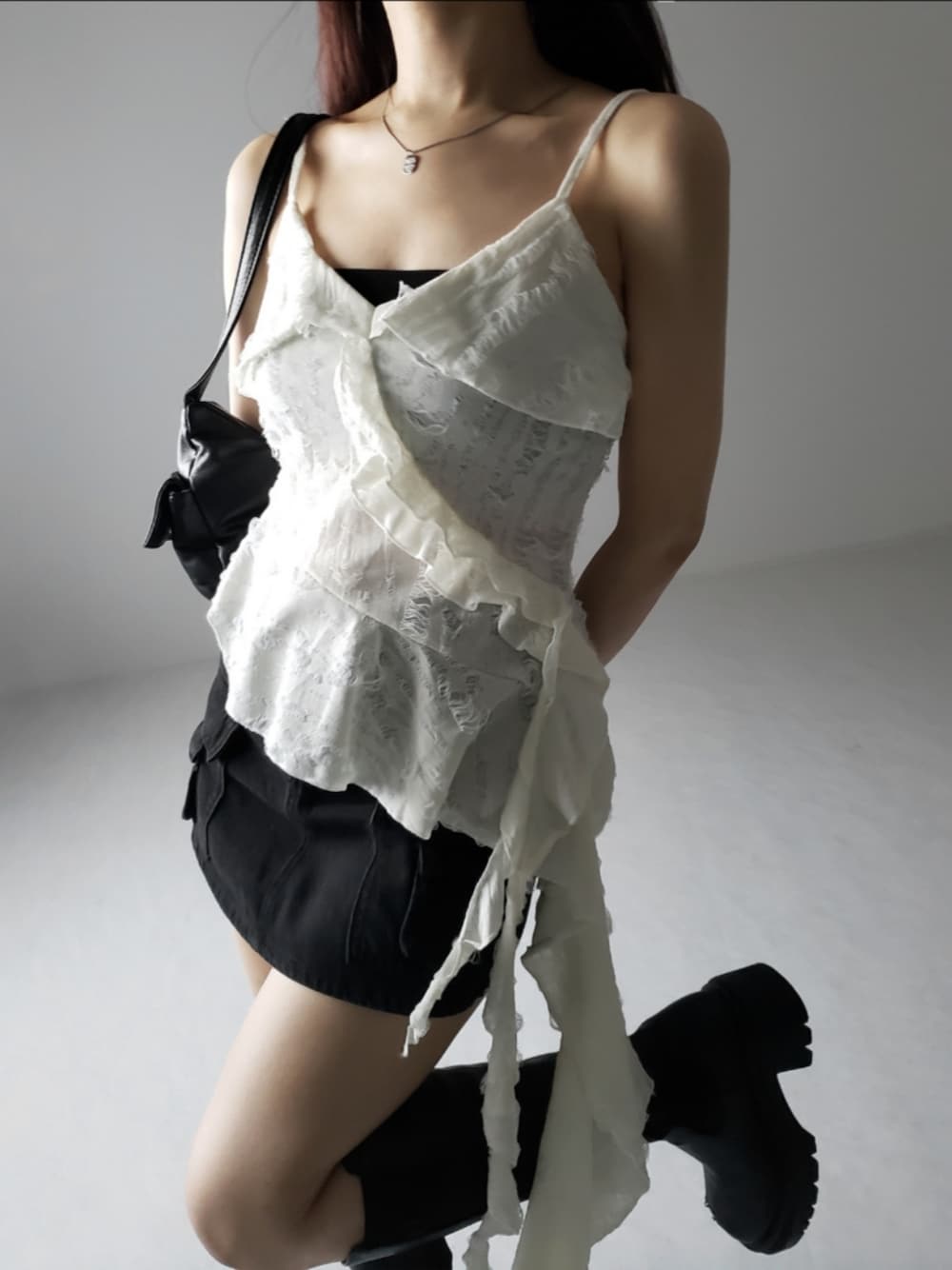 ホワイト系のTシャツ/カットソー、ブラック系のデニムスカートを着用したレディースの夏コーディネートの1枚目の写真