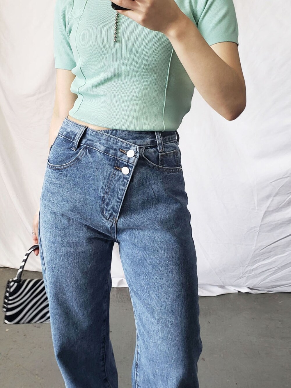 ブルー系のデニムパンツを着用したレディースの春コーディネートの2枚目の写真