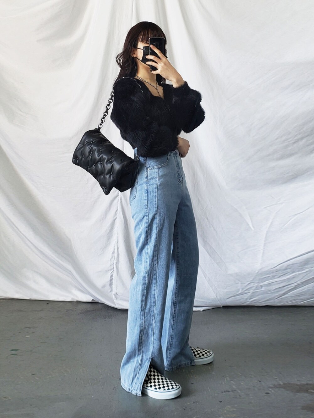 「ショート丈トップス、デニムパンツ、ハイウエスト、韓国ファッション、スリッポン、VANS、ブロックチェック、ZARA、カーディガン、ボリューム袖、ストリート、メンズライク、シンプルコーデ、きれいめカジュアル、デニムコーデ」｜「me+em selectのショートシャギーニットカーディガン（カーディガン/ボレロ、ブラック系）」を使った、honoさん（レディース・154cm）の春コーディネートの1枚目の写真