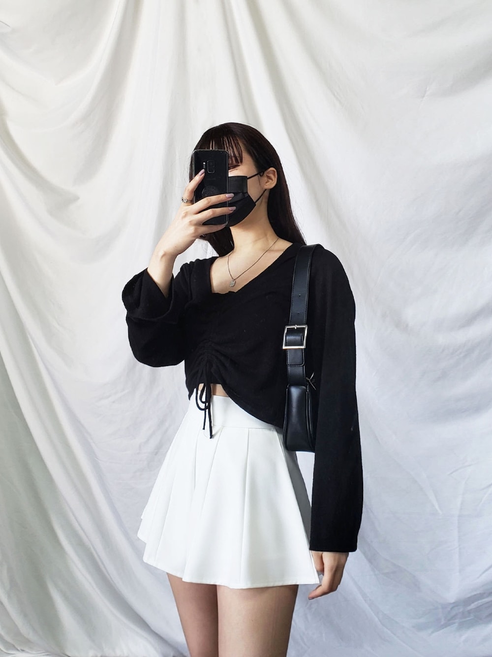 「ショートパンツ、ミニスカート、春服みてみて、ハイウエスト、デート、プチプラ、韓国ファッション、韓国、モノトーン、モノトーンコーデ、ブラックコーデ、ショート丈トップス、ショートブーツ、春コーデ、オトナカジュアル」｜「me+em selectの【選べる３サイズ】ハイウエストマーメイドフレアミニショートパンツ（その他パンツ、ホワイト系）」を使った、honoさん（レディース・154cm）の春コーディネートの1枚目の写真
