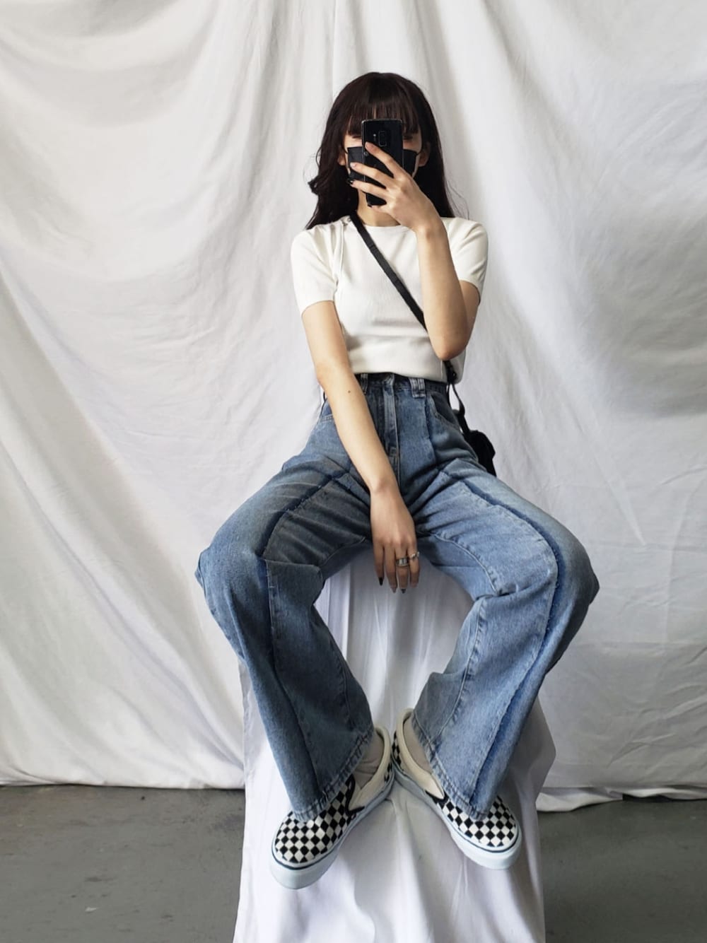 ブルー系のデニムパンツを着用したレディースの春コーディネートの3枚目の写真