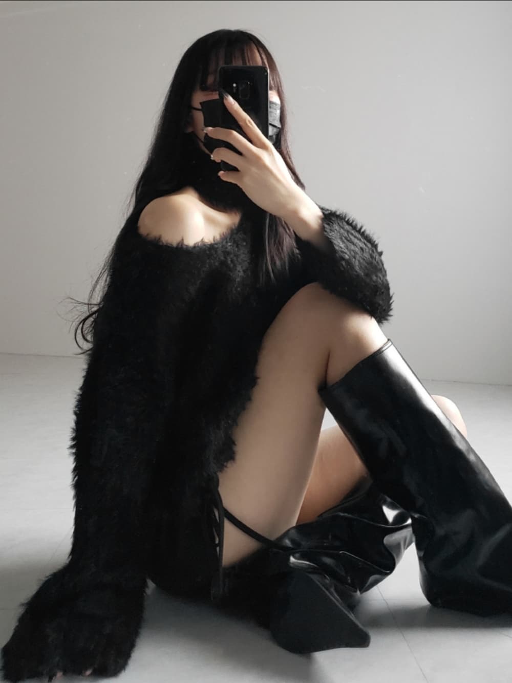 「クリスマスに着たい服、冬コーデ、デートコーデ、ブラックコーデ、オールブラック、ロングブーツ、シャギーニット、チョーカー、チョーカーニット、チョーカートップス、オトナ女子、韓国ファッション、韓国ストリート、ワンホンコーデ」｜「me+em selectの【 ２color 】チョーカー付きクロップドシャギーニット ／ choker set cropped shaggy knit（ニット/セーター、ブラック系）」を使った、honoさん（レディース・154cm）の冬コーディネートの1枚目の写真