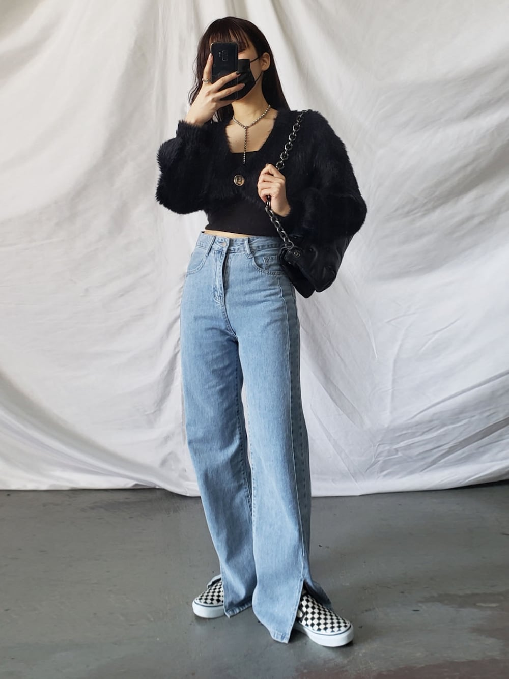 「ショート丈トップス、デニムパンツ、ハイウエスト、韓国ファッション、スリッポン、VANS、ブロックチェック、ZARA、カーディガン、ボリューム袖、ストリート、メンズライク、シンプルコーデ、きれいめカジュアル、デニムコーデ」｜「me+em selectのショートシャギーニットカーディガン（カーディガン/ボレロ、ブラック系）」を使った、honoさん（レディース・154cm）の春コーディネートの2枚目の写真