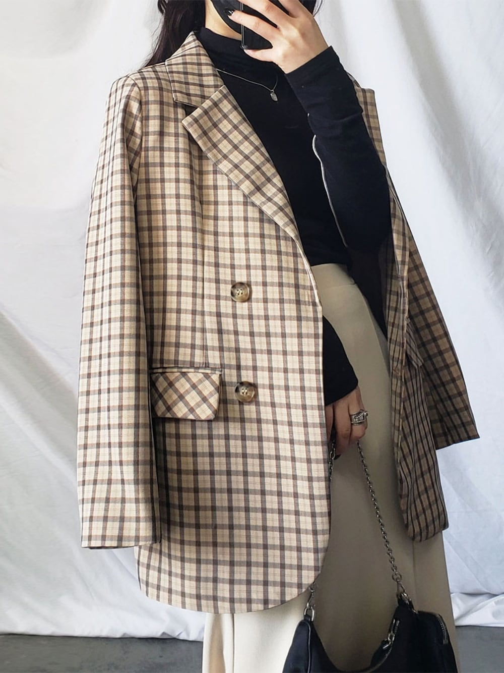 グリーン系のテーラードジャケット、ブルー系のデニムパンツ、ホワイト系のスニーカーを着用したレディースの春コーディネートの4枚目の写真