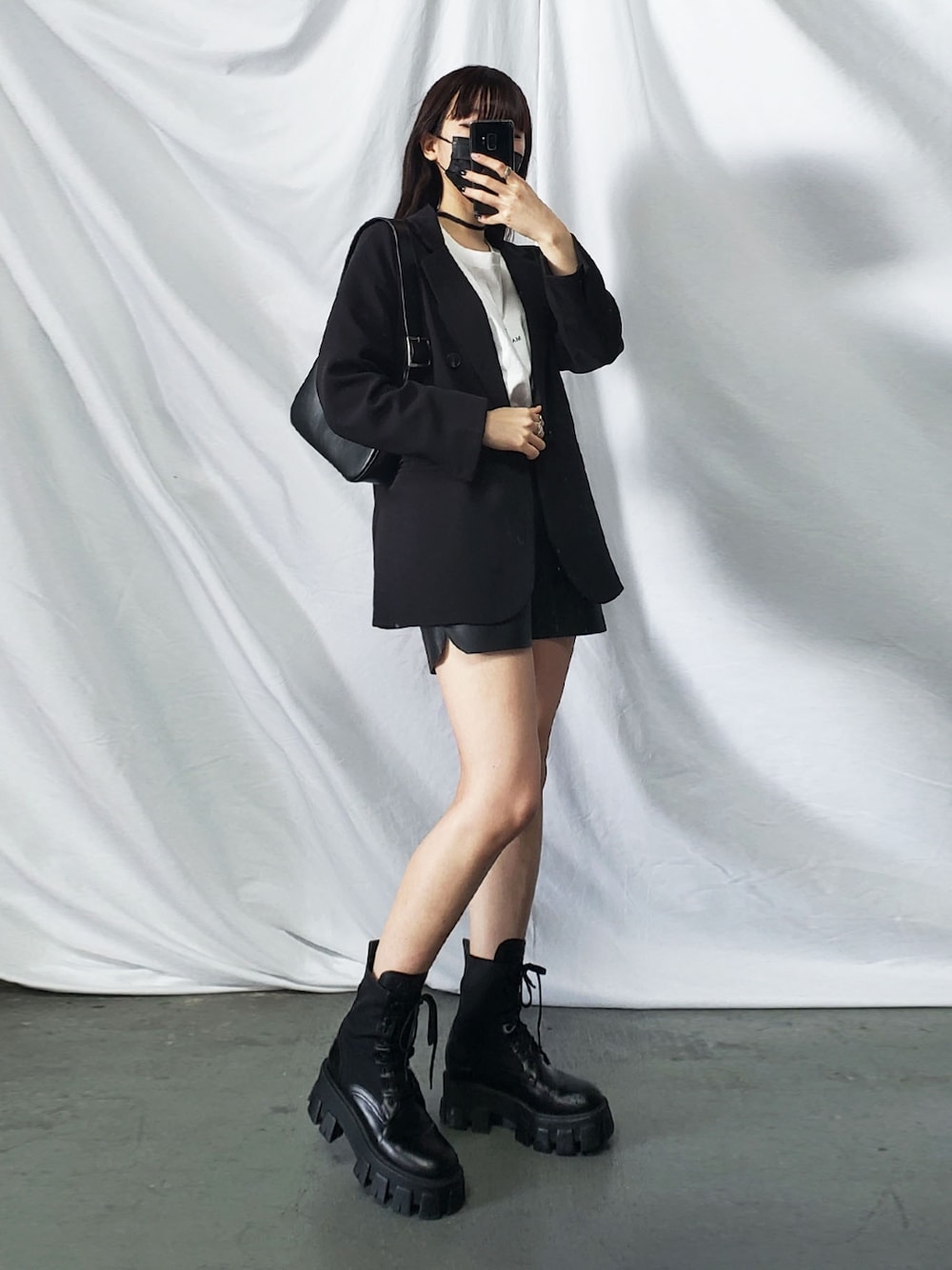 「ジャケット、セットアップ、ショートブーツ、PRADA、ロゴT、ショートパンツ、レザーパンツ、韓国ファッション、オトナカジュアル、モノトーン、パンツスタイル、ブーツ、チョーカー、ブラック、モード」｜honoさん（レディース・154cm）の冬コーディネートの1枚目の写真