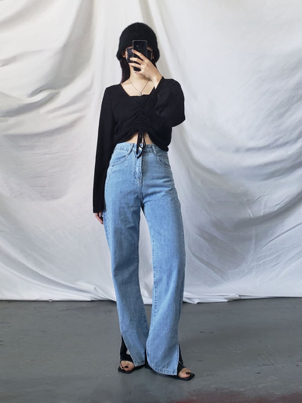 ブルー系のデニムパンツを着用したレディースの春コーディネートの1枚目の写真